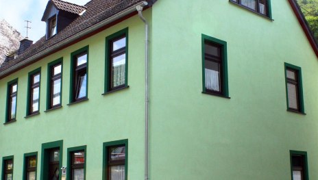 Hausfront / jede Etage = eine Wohnung | © Ingrid Kachel