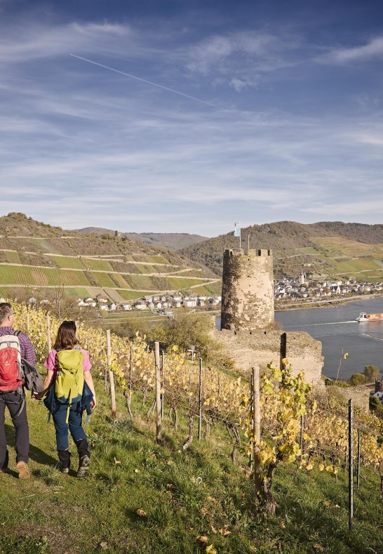 Wanderer vor Ruine Fürstenberg | © Marco Rothbrust