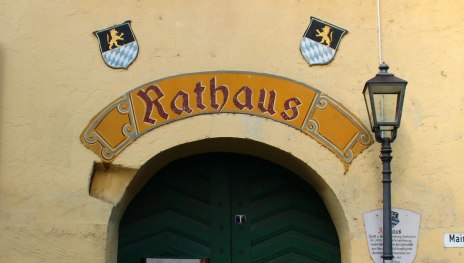 Rathaus Eingangstür | © ©Sabine Pilger