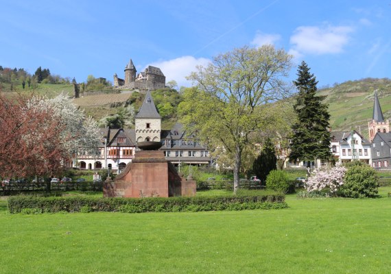 Blick aus dem Park zu Burg Stahleck, im Vordergrund das Kriegerdenkmal | © Sabine Pilger